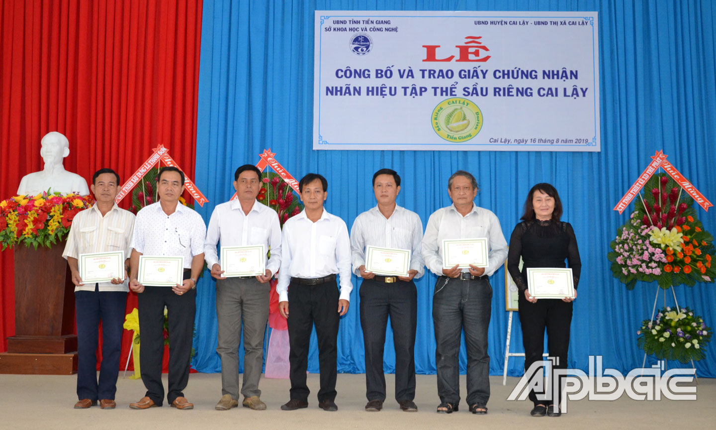 Trao Giấy chứng quyền sử dụng nhận nhãn hiệu tập thể sầu riêng Cai Lậy cho các hội viên Hội Làm vườn huyện Cai Lậy.