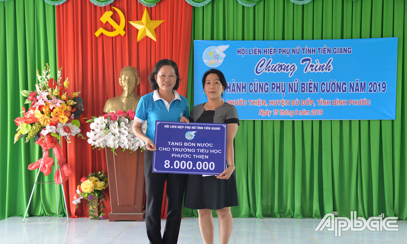 hỗ trợ bồn chứa nước và chân bồn cho trường tiểu học Phước Thiện