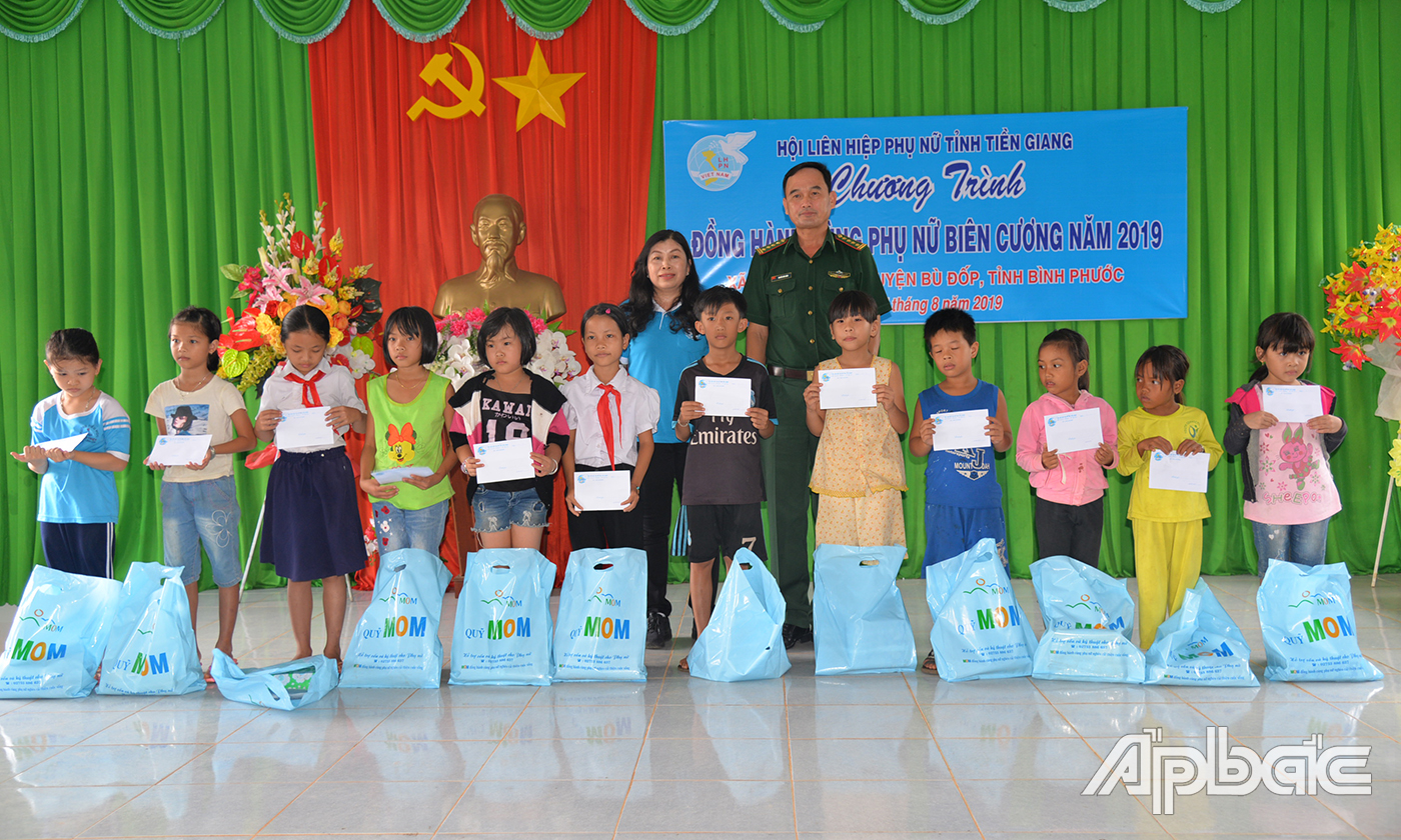 Trao học bổng cho học sinh