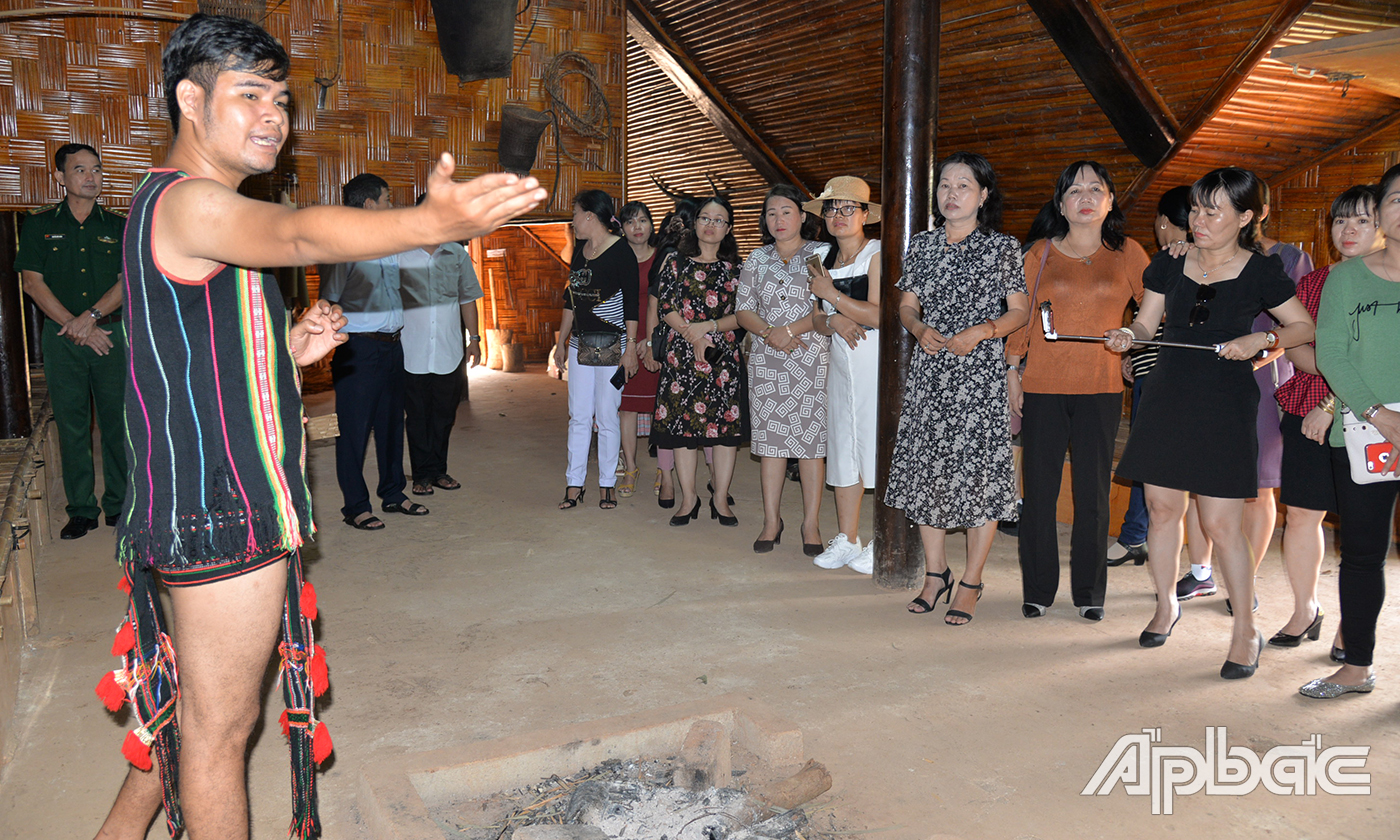 Tham quan nhà dài của dân tộc Stiêng