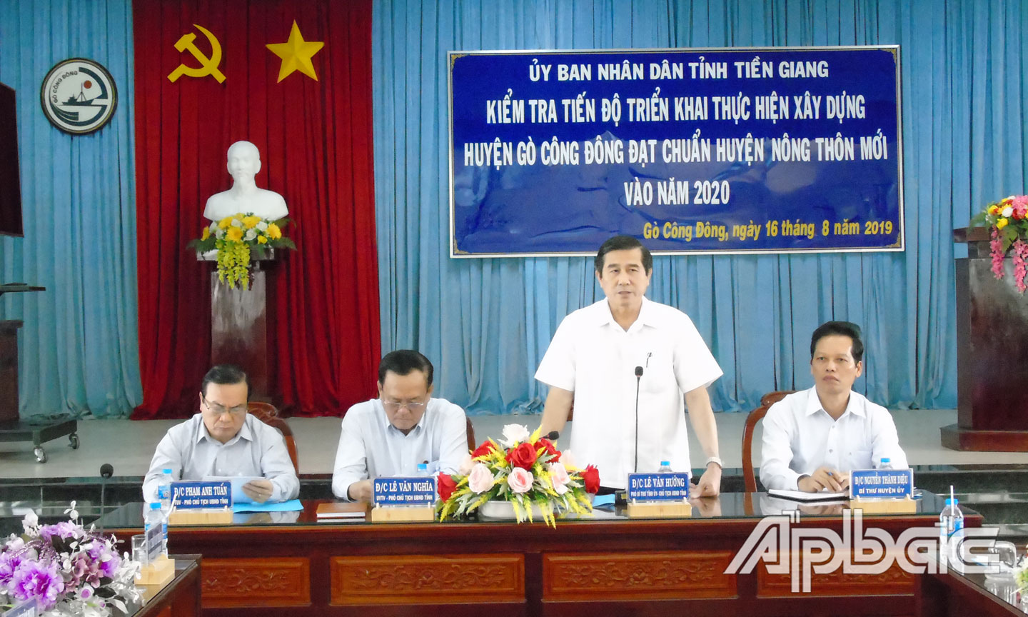 Ông Lê Văn Hưởng, Phó Bí thư Tỉnh ủy-Chủ tịch UBND tỉnh phát biểu chỉ đạo đẩy nhanh tiến độ xây dựng xây dựng huyện Gò Công Đông đạt chuẩn nông thôn mới vào năm 2020.                                                            
