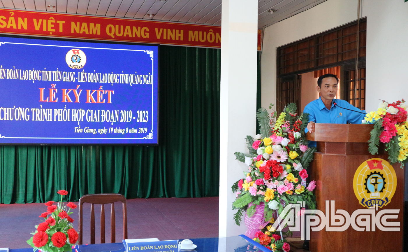 Ông Trần Quang Tòa Chủ tịch LĐLĐ tỉnh Quãng Ngãi phát biểu tại Lễ ký kết