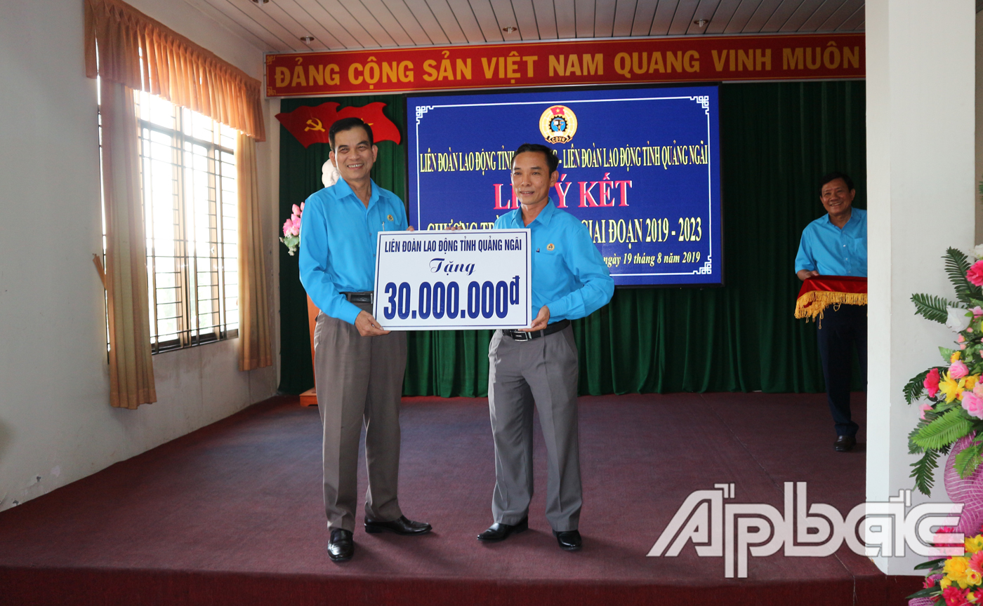 LĐLĐ tỉnh Quãng Ngãi đã trao tặng 30 triệu đồng giúp đoàn viên công đoàn tỉnh Tiền Giang gặp khó khăn đột xuất. 