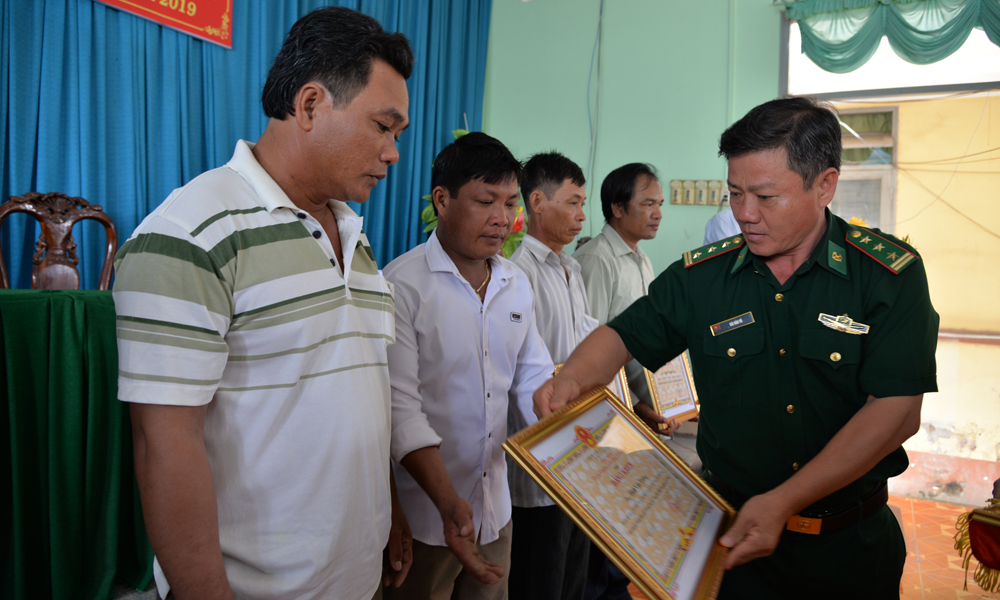 Đại diện Bộ Chỉ huy Bộ đội Biên phòng Tiền Giang trao Bằng khen của UBND tỉnh Tiền Giang cho thuyền trưởng và ngư dân.