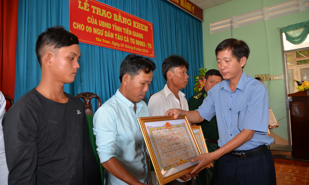 Đồng chí Trịnh Công Minh trao Bằng khen của UBND tỉnh Tiền Giang cho thuyền trưởng và các ngư dân.