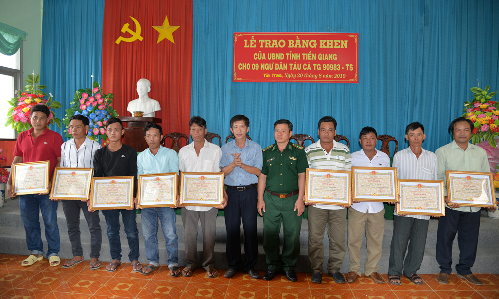 Thuyển trưởng và các ngư dân nhận được Bằng khen và tiền thưởng của UBND tỉnh Tiền Giang.
