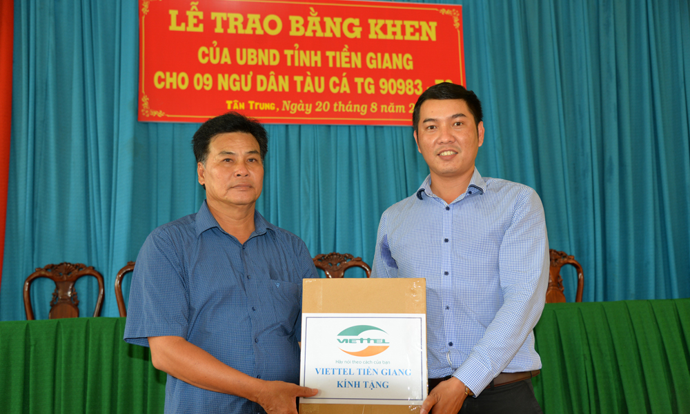 Viettel Tiền Giang tặng máy thiết bị giám sát hành trình tàu cá cho ông Ngô Văn Thẻng.