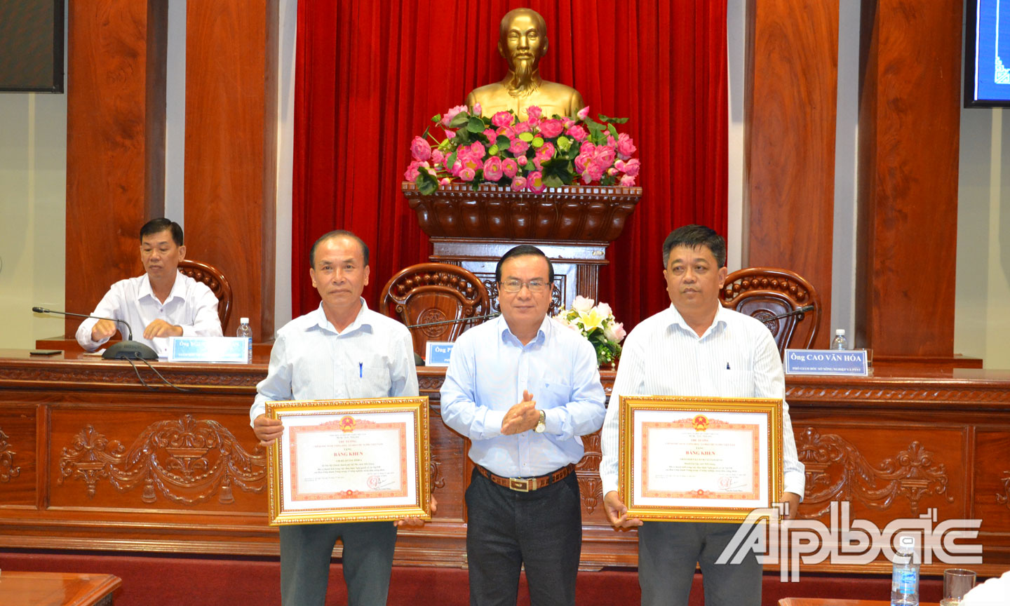 Tặng Bằng khen của Thủ tướng Chính phủ cho 2 tập thể.