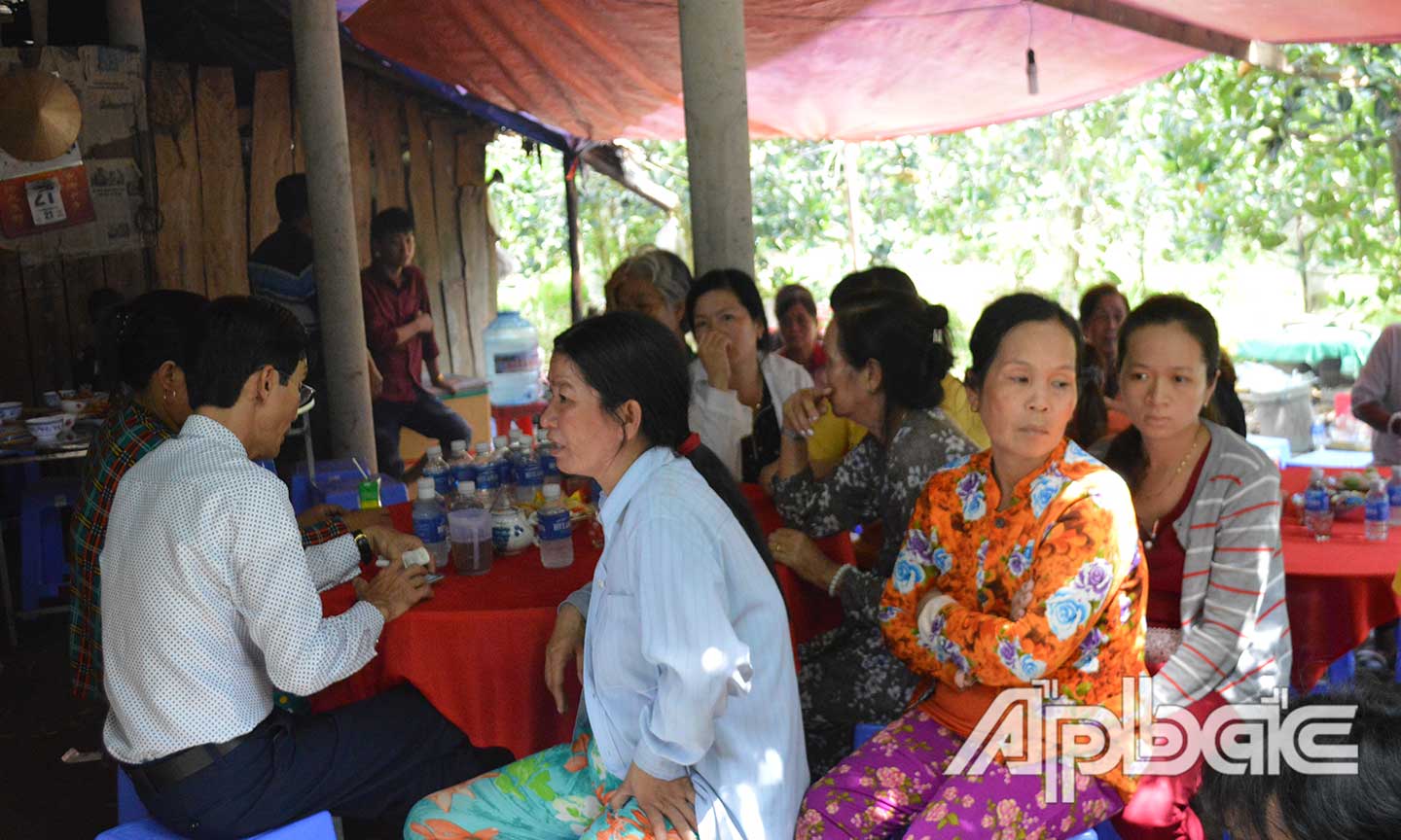 Ngưởi thân đến chia buồn cùng gia đình.