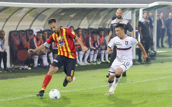 Tiền vệ Thom Haye (trái, CLB Lecce) là ngoại binh mới nhập quốc tịch Indonesia và sẽ dự vòng loại World Cup 2022 khu vực châu Á.