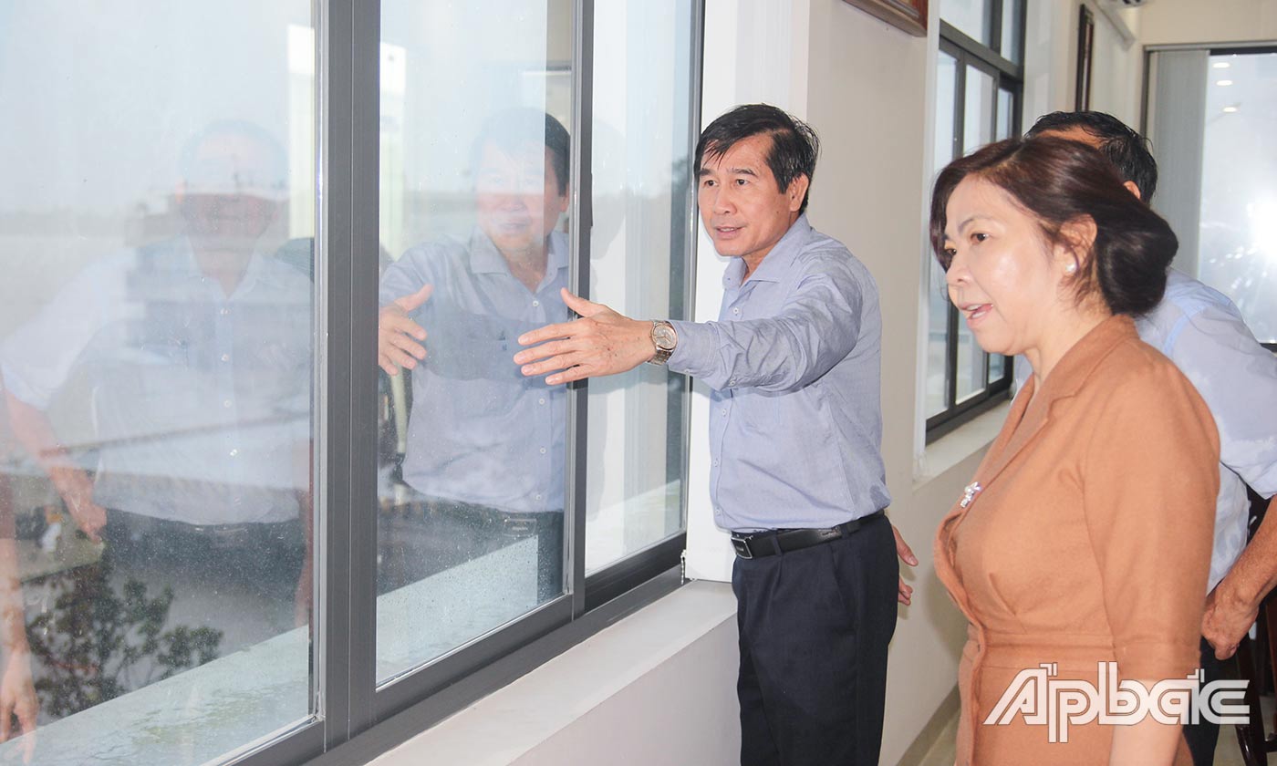 Đồng chí Lê Văn Hưởng trao đổi với lãnh đạo Công ty Cổ phần Cảng Mỹ Tho.