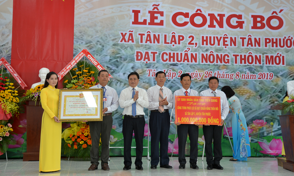 Lãnh đạo tỉnh Tiền Giang trao Bằng Công nhận và Công trình phúc lợi xã hội 1 tỷ đồng cho Đảng bộ, chính quyền và nhân dân xã Tân Lập 2.