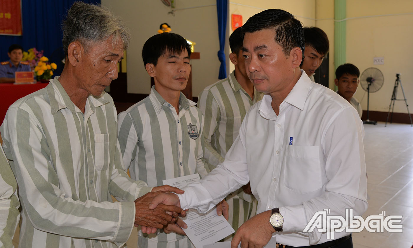 Trao quyết định giảm hết thời hạn phạt tù cho các phạm nhân.