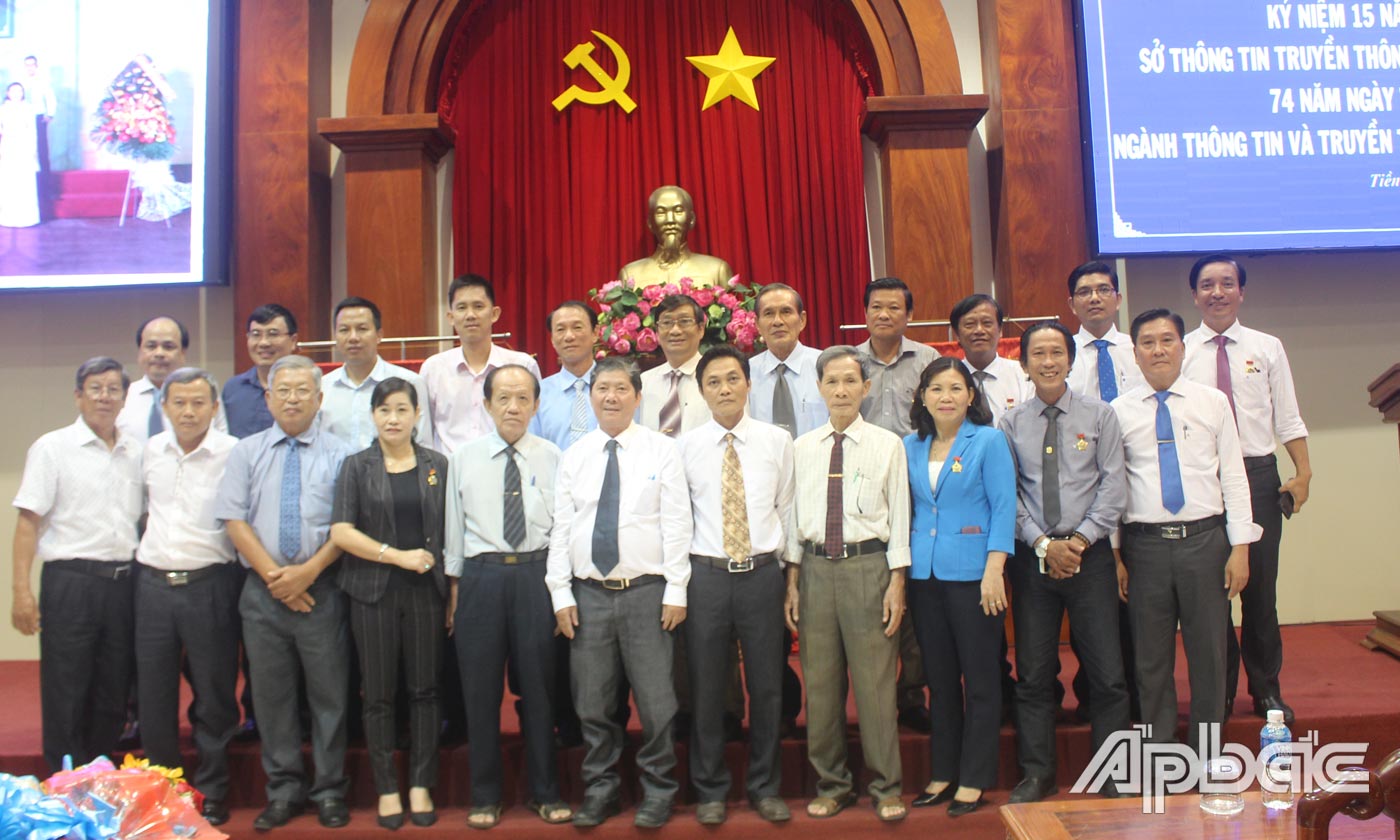 Các đại biểu chụp ảnh lưu niệm