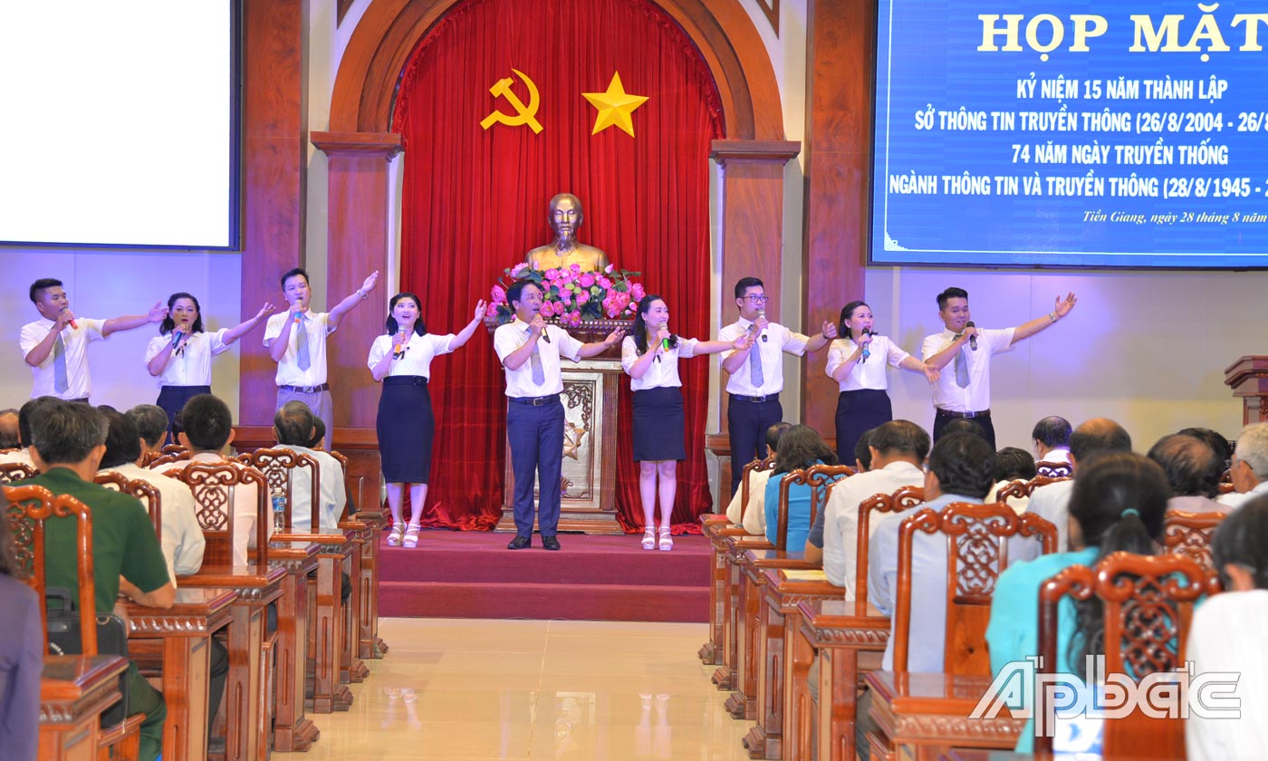 Tiết mục văn nghệ tại buổi họp mặt