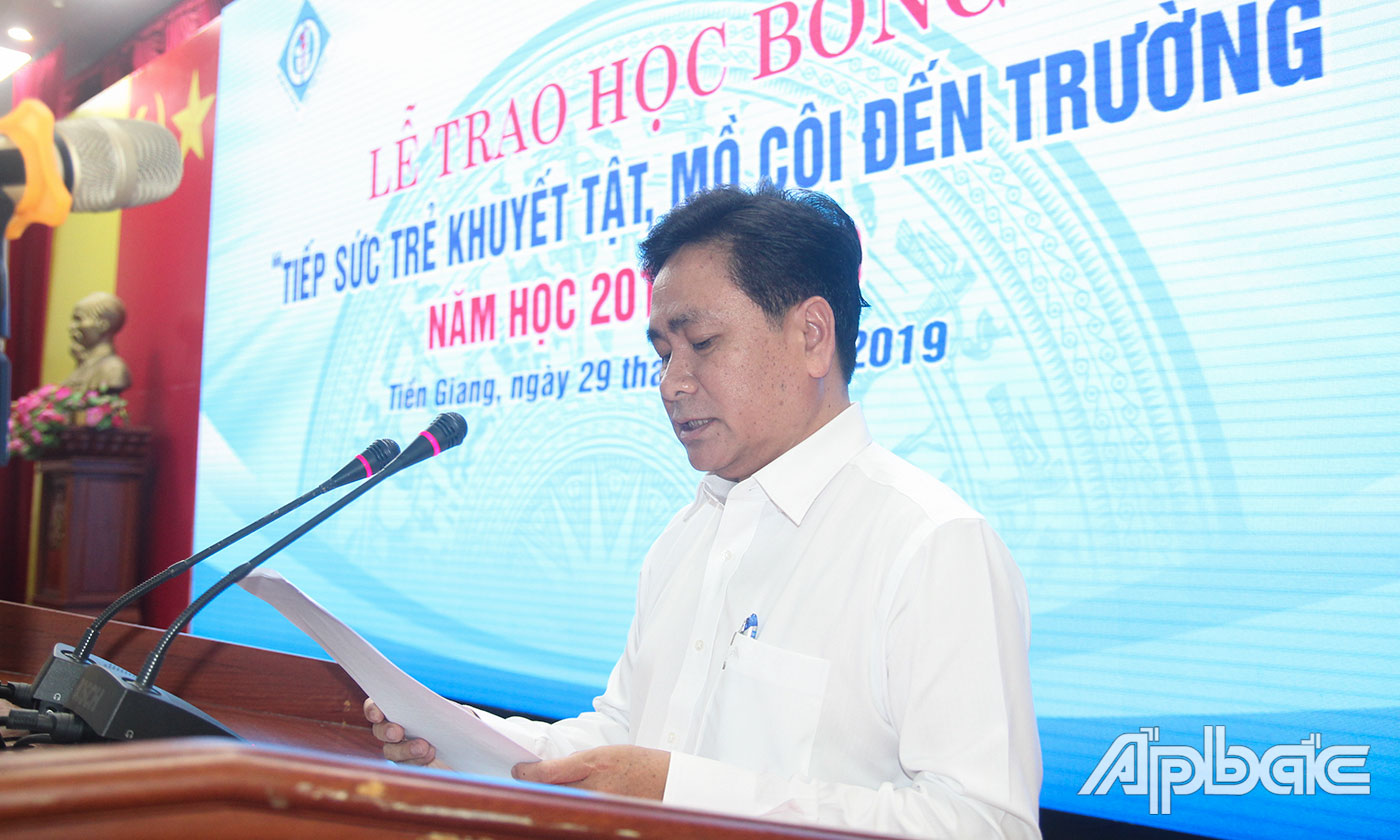 Đồng chí Trần Văn Dũng, Phó Chủ tịch UBND tỉnh phát biểu tại Lễ trao học bổng.