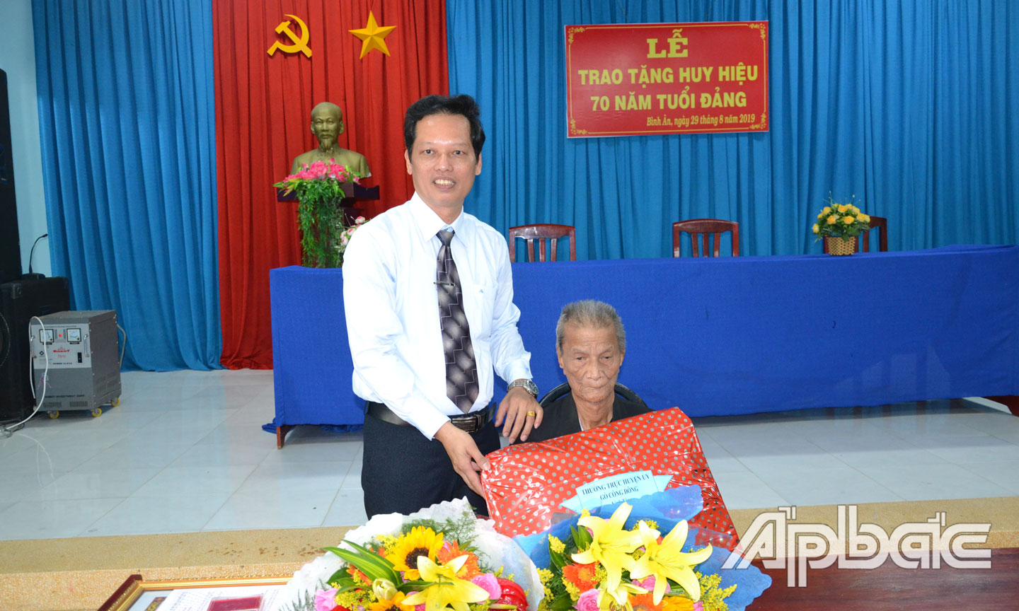 Đồng chí Nguyễn Thành Diệu, Bí thư Huyện ủy Gò Công Đông tặng quà cho đảng viên Phan Văn Hồng.