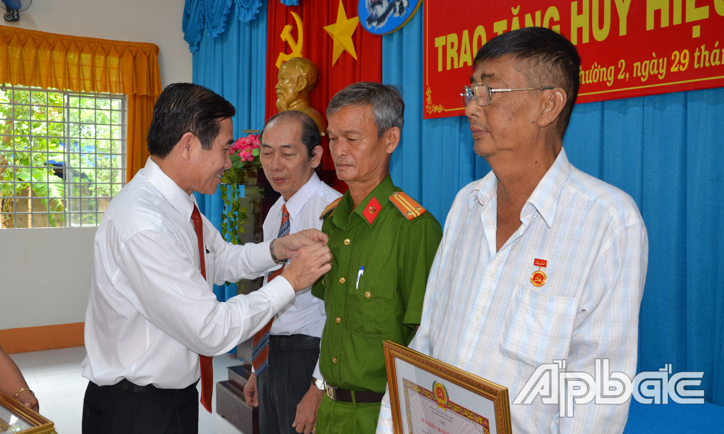 Đồng chí Lê Văn Hưởng trao Huy hiệu Đảng cho các đảng viên tại phường 2, TX. Gò Công.