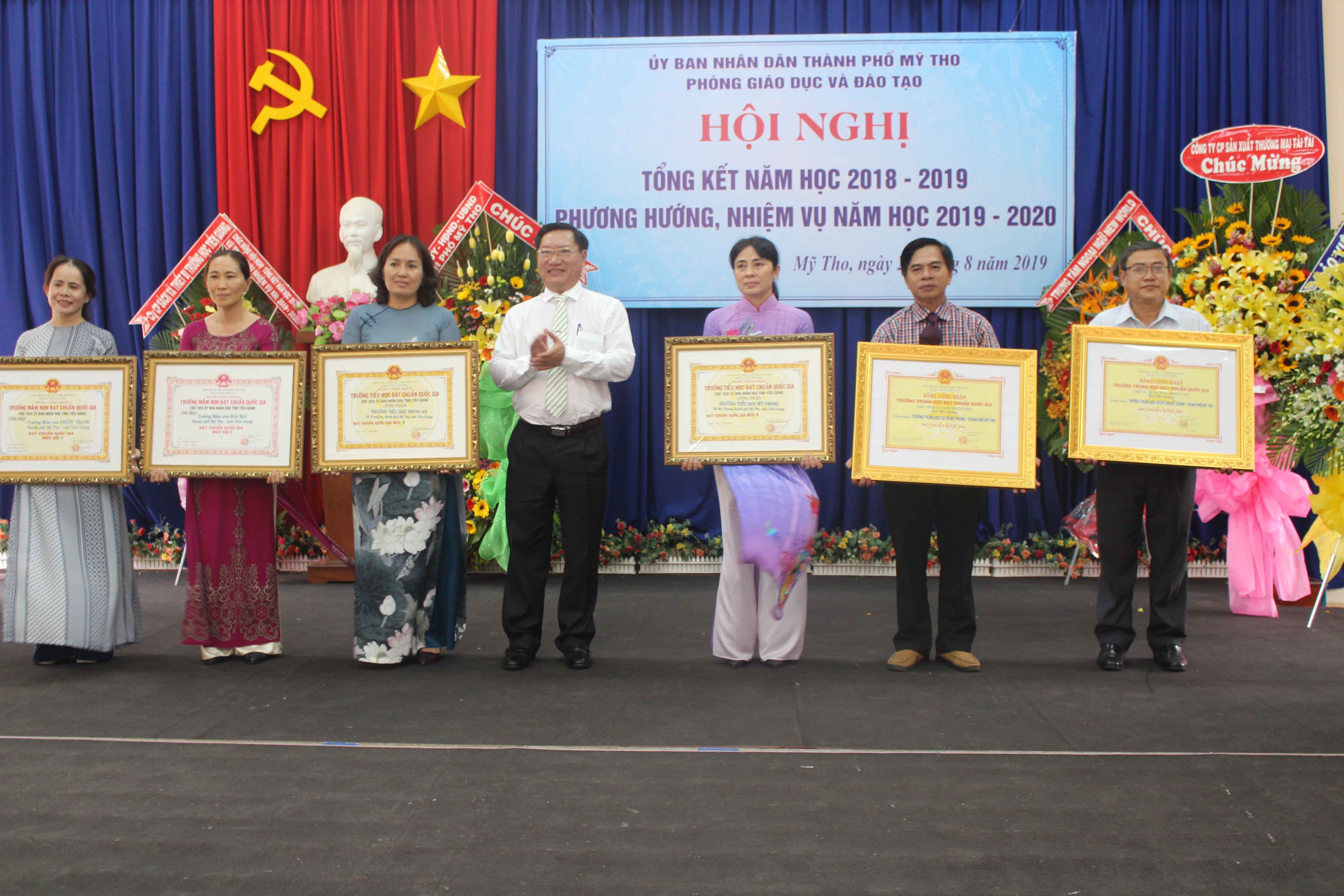 Đồng chí Đặng Thanh Liêm trao Bằng công nhận trường đạt chuẩn Quốc gia của UBND tỉnh cho các trường. 