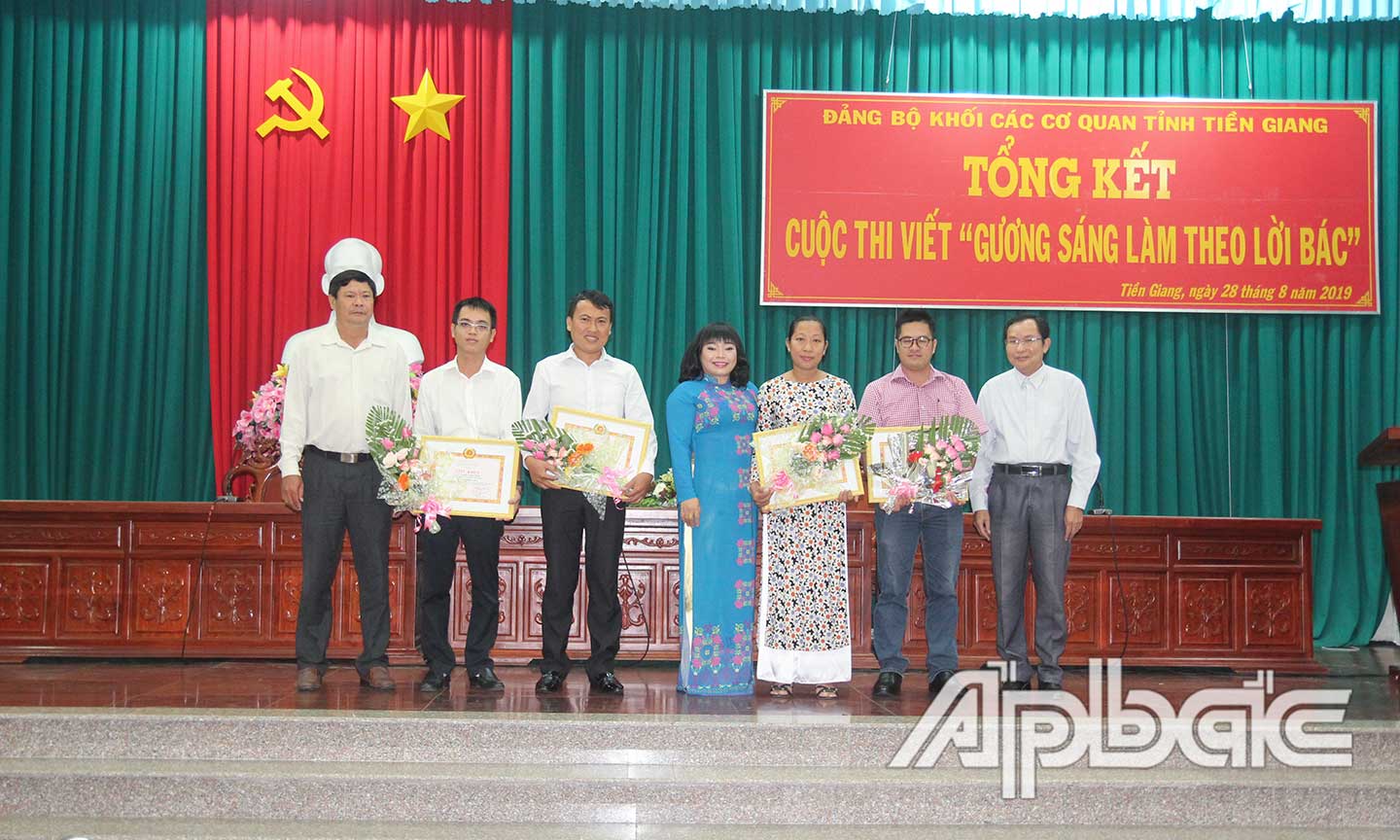 Ban Tổ chức Cuộc thi trao giải cho các tác giả chuyên nghiệp.