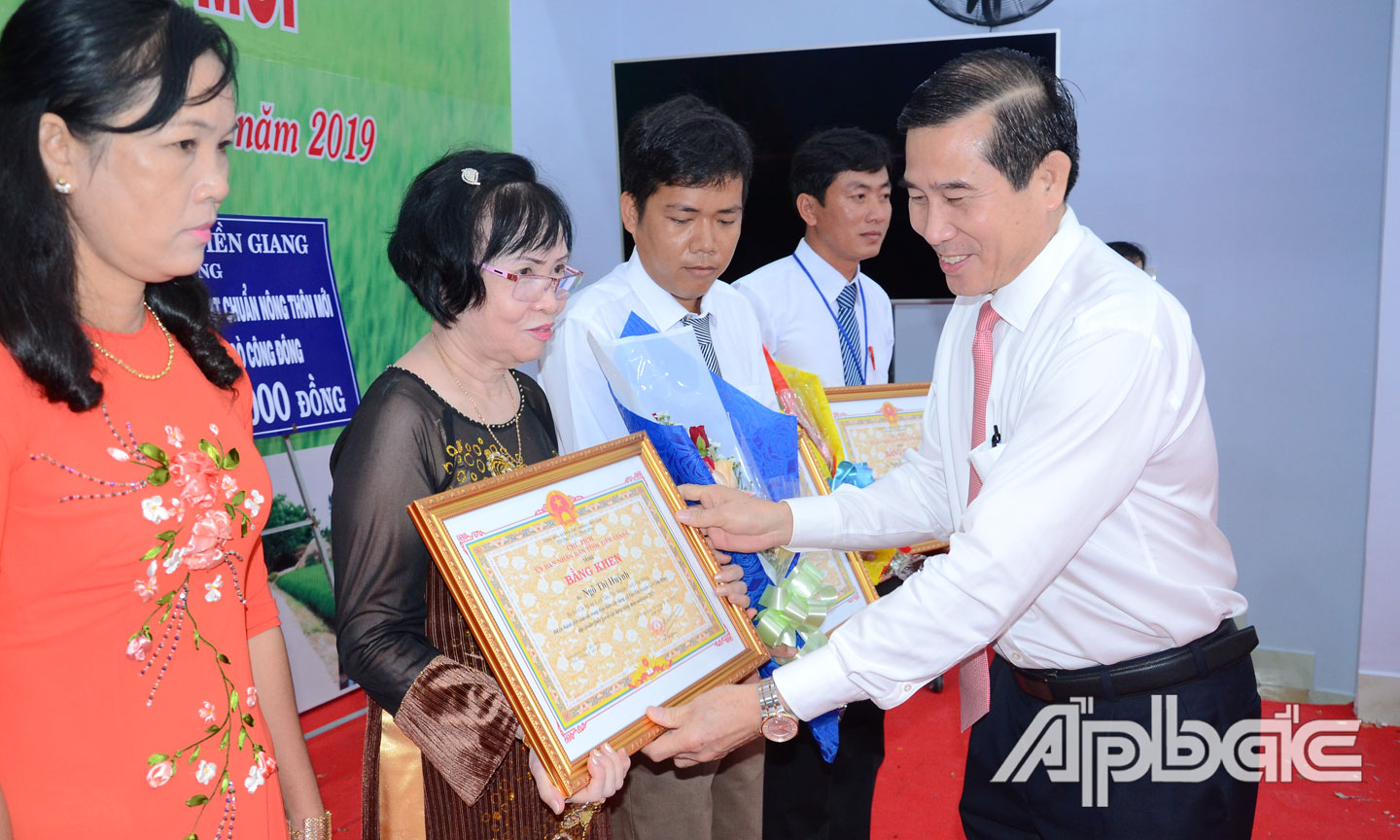Chủ tịch UBND tỉnh Lê Văn Hưởng tặng Bằng khen của UBND tỉnh cho các cá nhân.