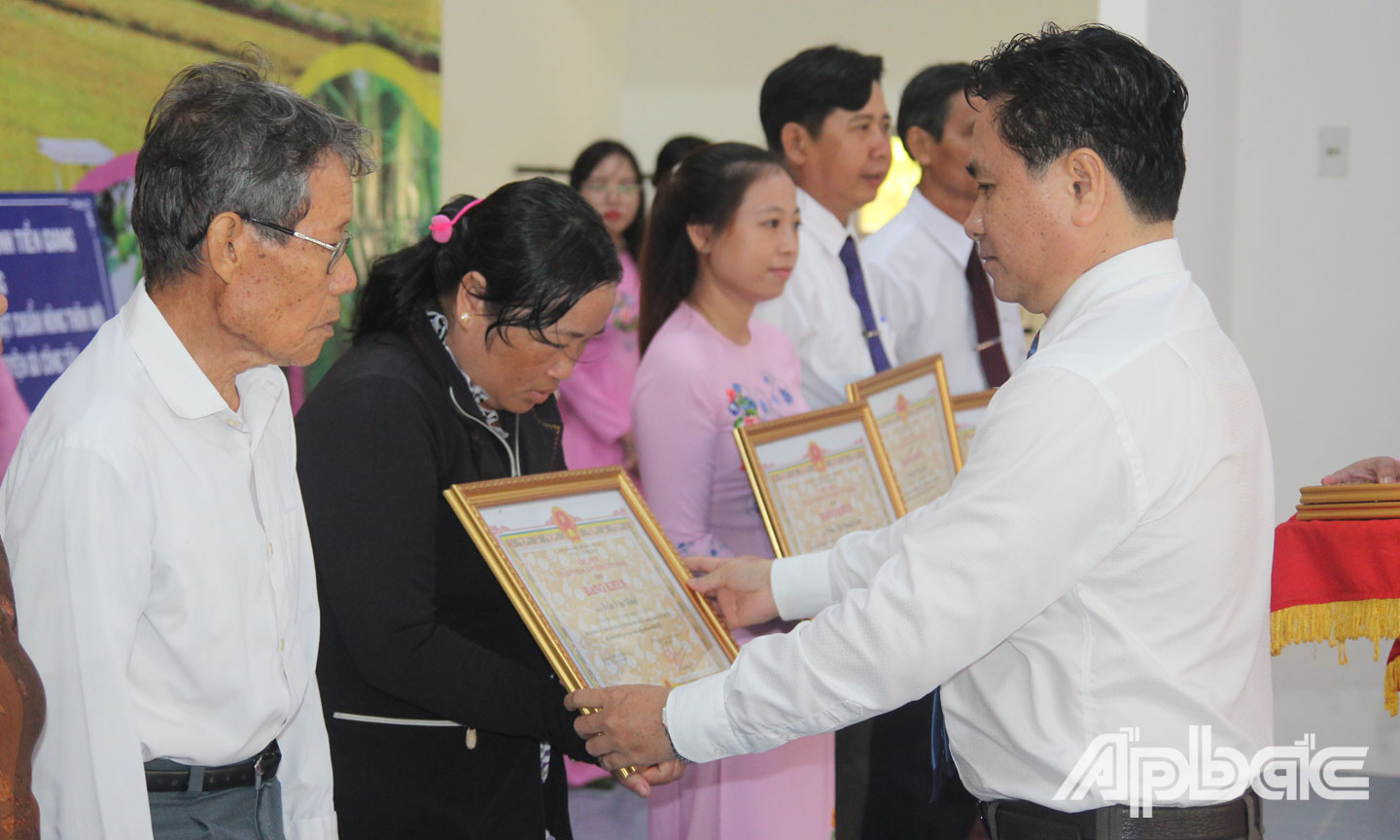 Lãnh đạo tỉnh trao Bằng khen của UBND tỉnh cho các cá nhân có nhiều đóng góp trong việc xây dựng NTM.