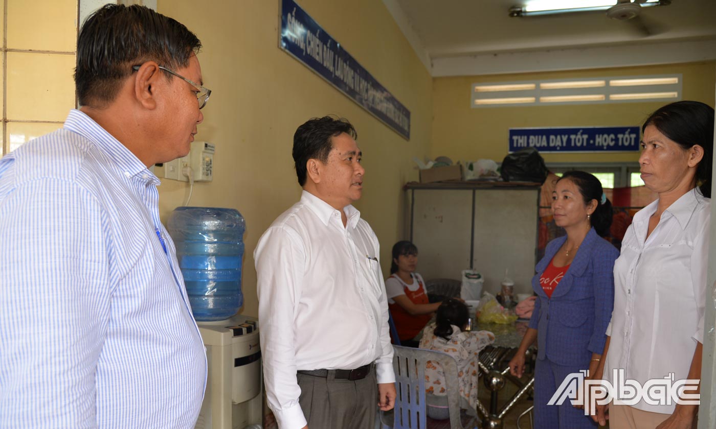 Đoàn kiểm tra tại trường Tiểu học Kiểng Phước 1