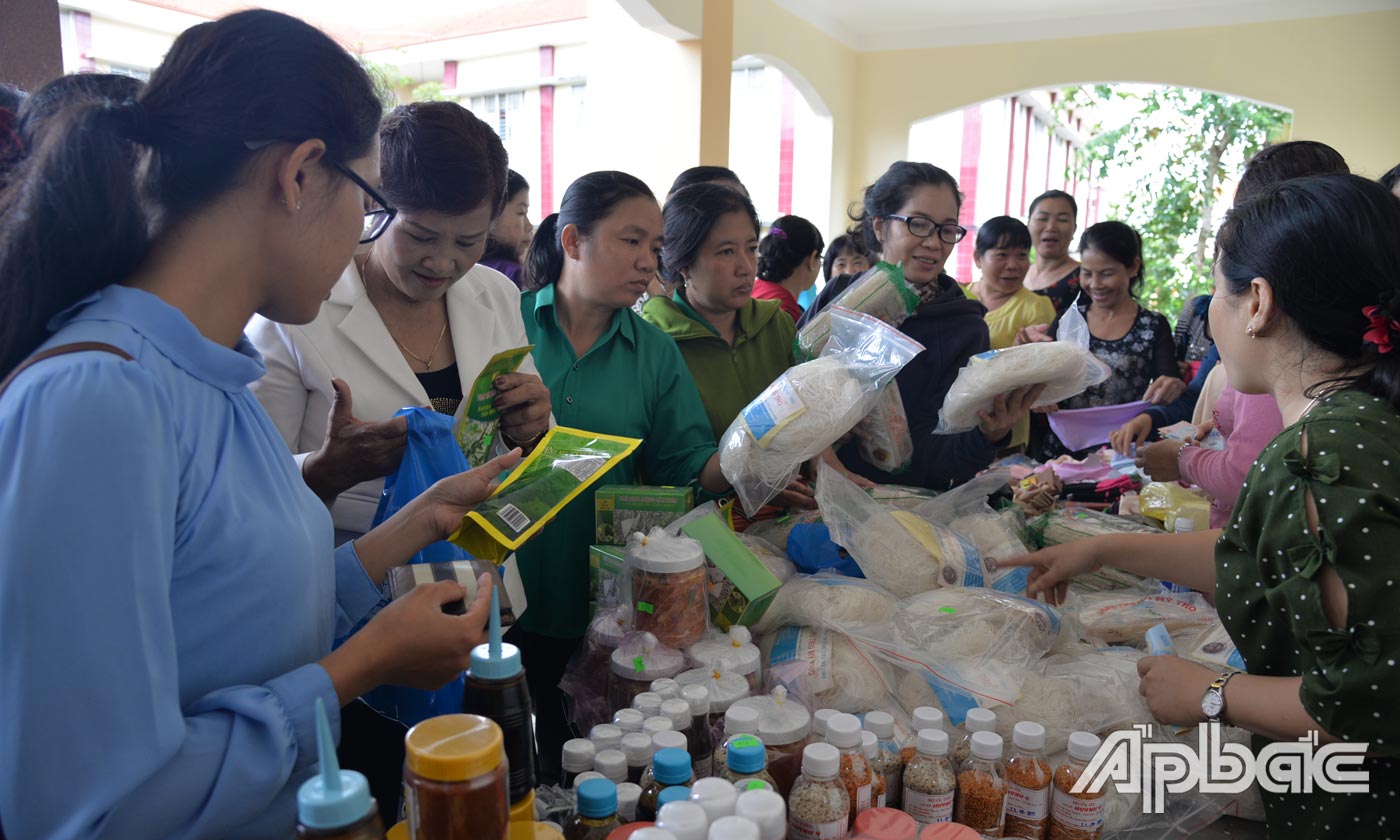 Chị em phụ nữ trưng bày, giới thiệu các sản phẩm khởi nghiệp