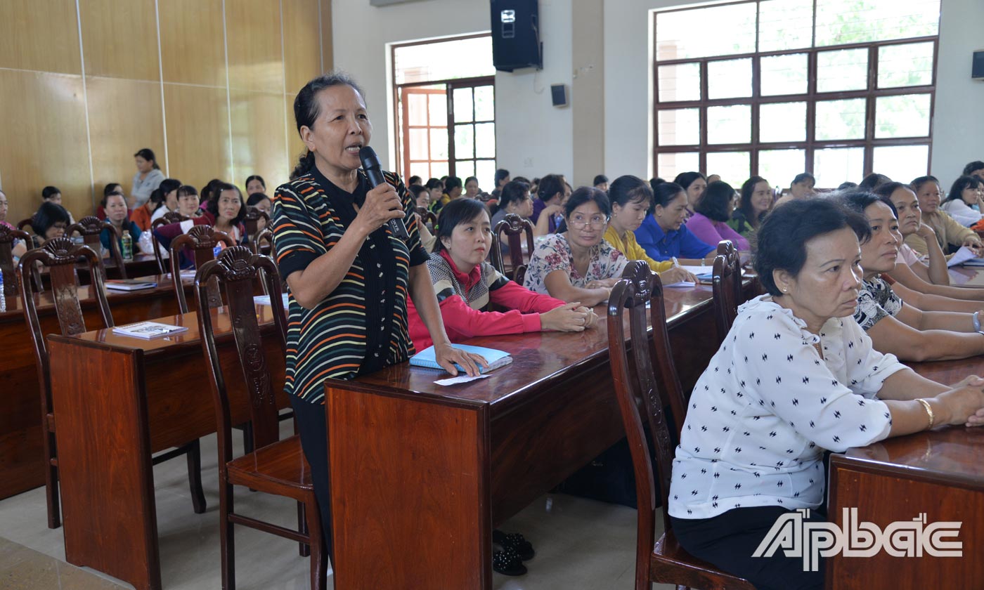 Chị em phụ nữ đặt câu hỏi tại buổi tọa đàm