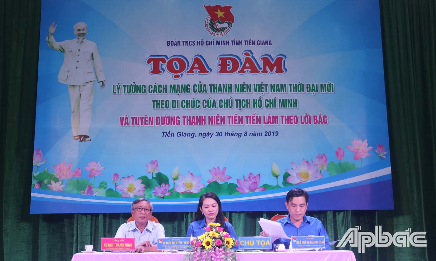 Chủ tọa làm việc tại buổi tọa đàm.
