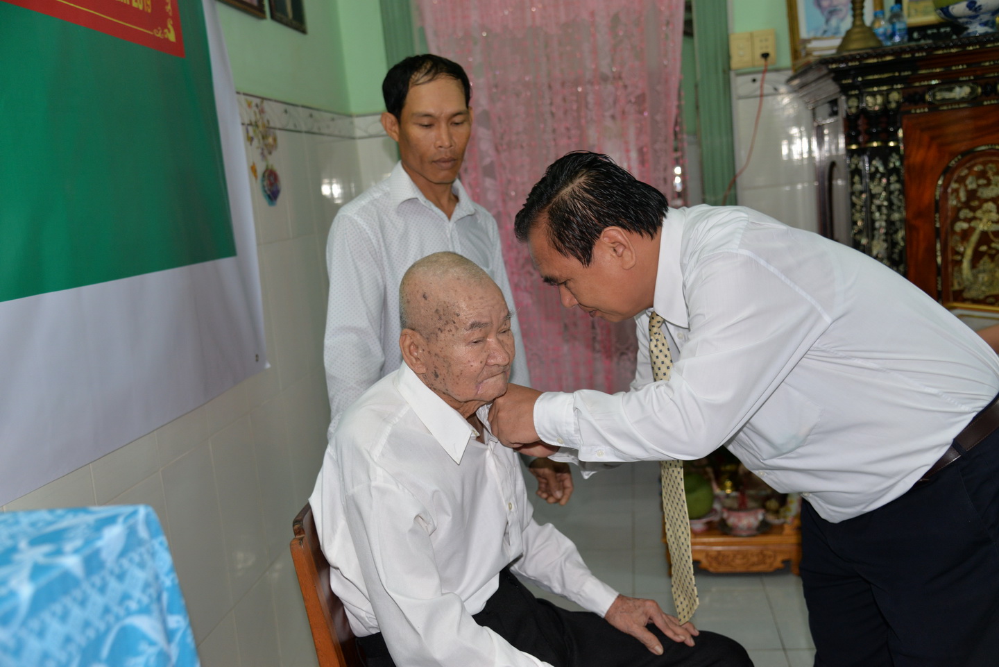 Phó Bí thư Thường trực Tỉnh ủy Võ Văn Bình đến tận gia đình trao Huy hiệu 70 năm tuổi đảng cho đảng viên Lê Văn Năm