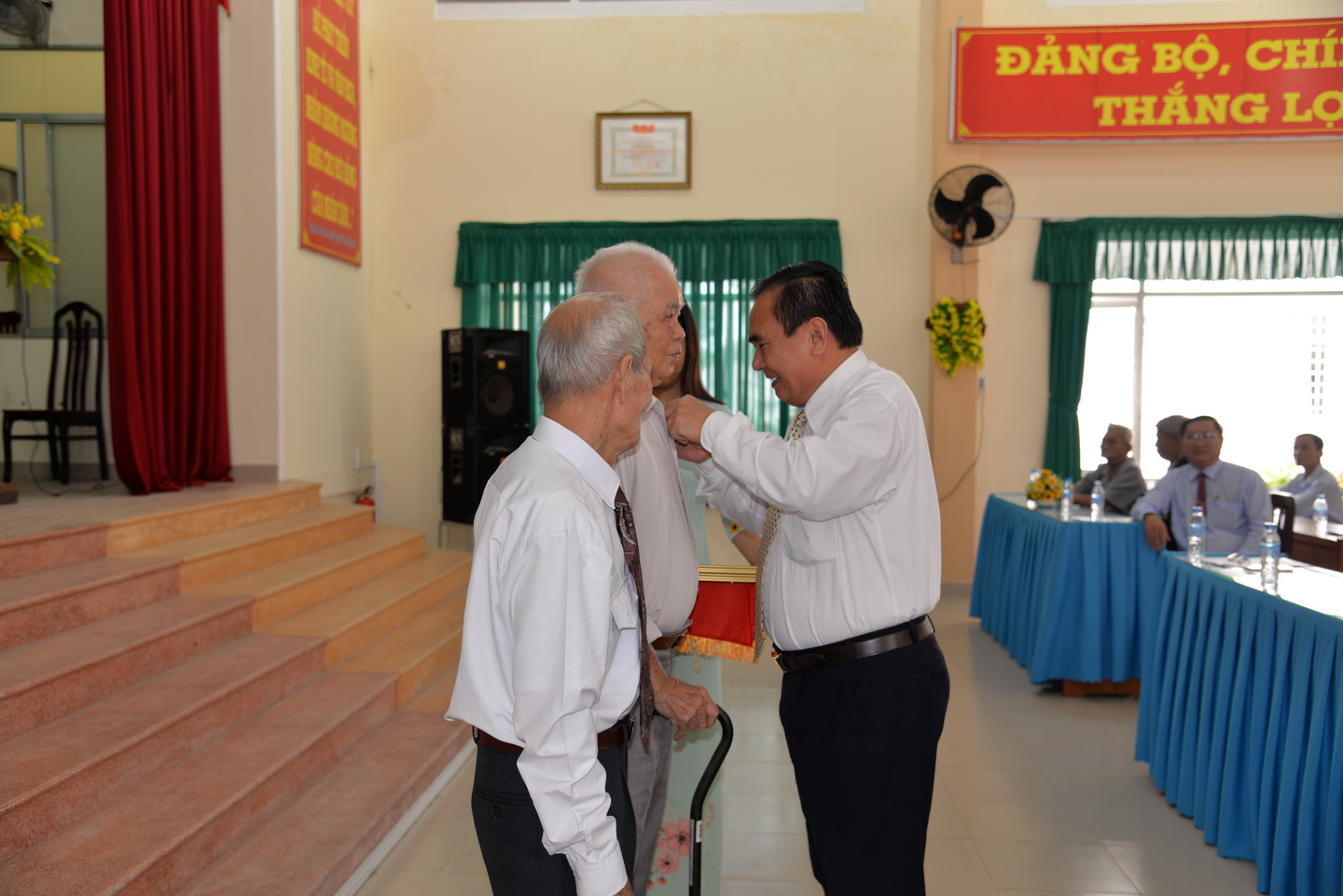 -	Phó Bí thư Thường trực Tỉnh ủy trao Huy hiệu 60 năm tuổi đảng cho đảng viên Lê Minh Đức và đảng viên Nguyễn Văn Đô