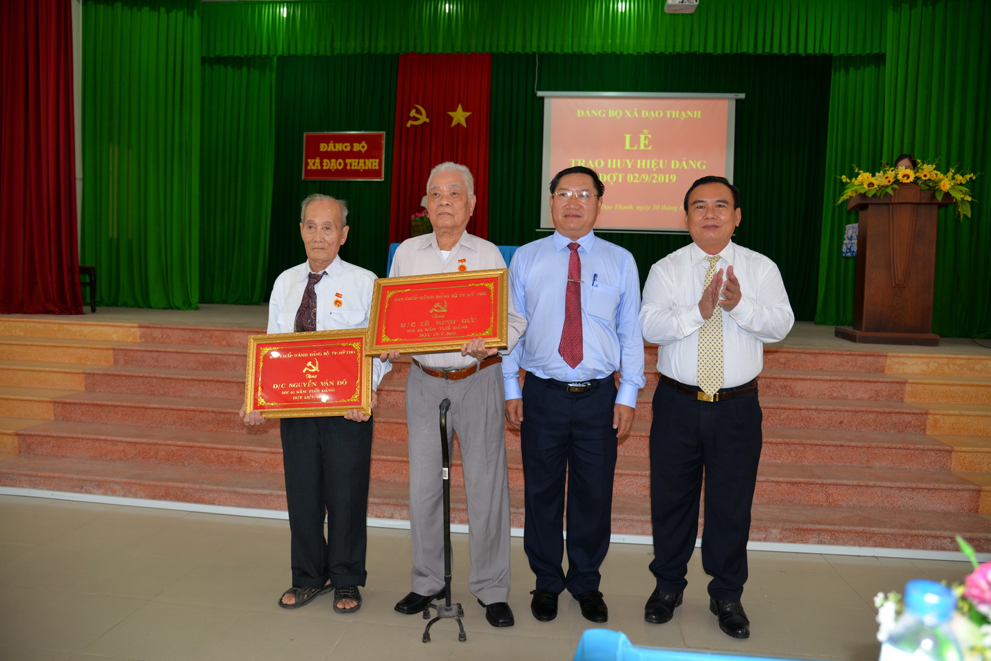 -	Phó Bí thư Thường trực Tỉnh ủy Võ Văn Bình và Bí thư Thành ủy Mỹ Tho Đặng Thanh Liêm trao Huy hiệu 60 năm tuổi đảng và tặng khánh vàng cho đảng viên Lê Minh Đức và đảng viên Nguyễn Văn Đô