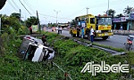 Xe tải tông dải ta-luy rồi lật xuống kinh