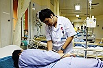 Ăn thịt gà cùng ruốc biển, một phụ nữ bị sốc phản vệ nguy kịch