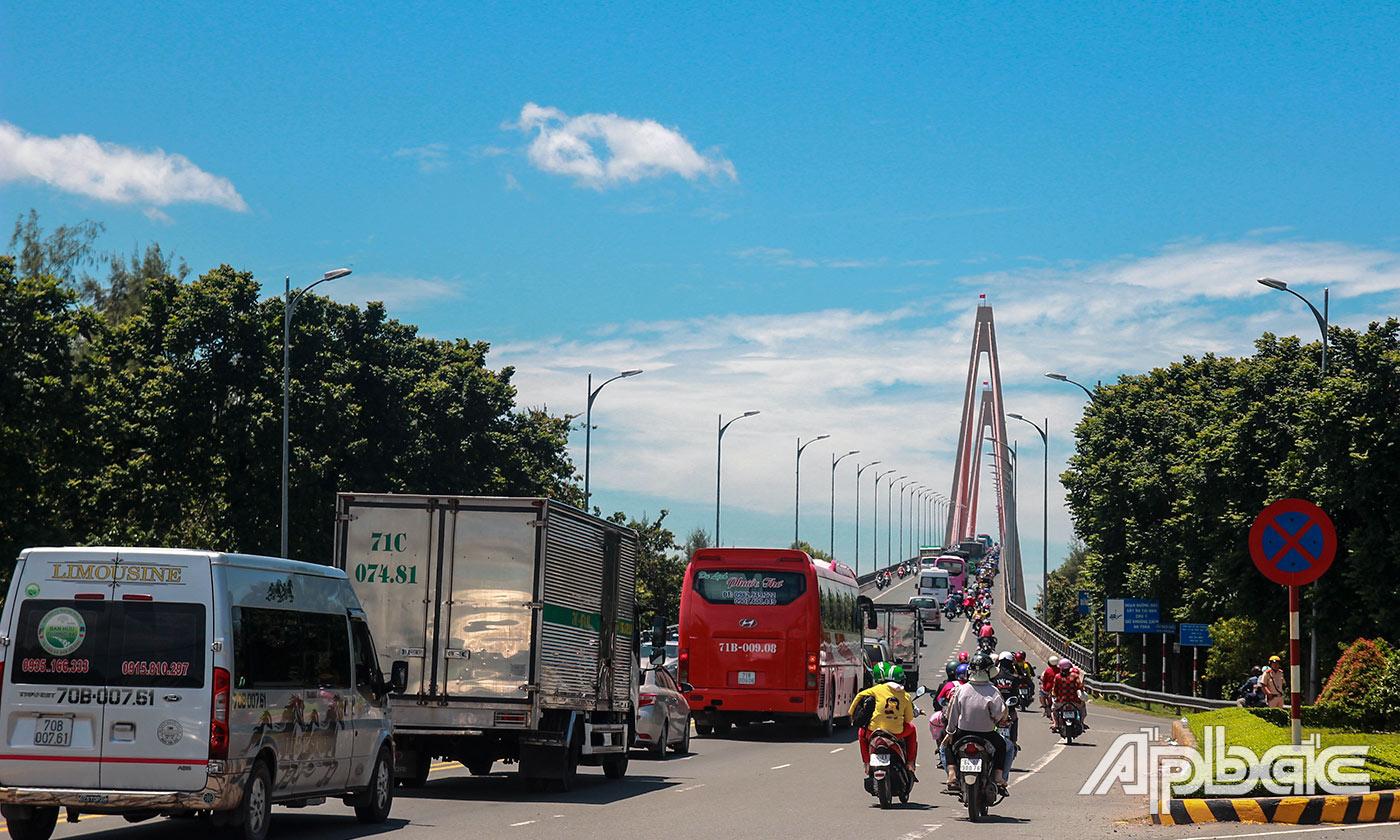 Các phương tiện nối đuôi nhau lên cầu Rạch Miễu.