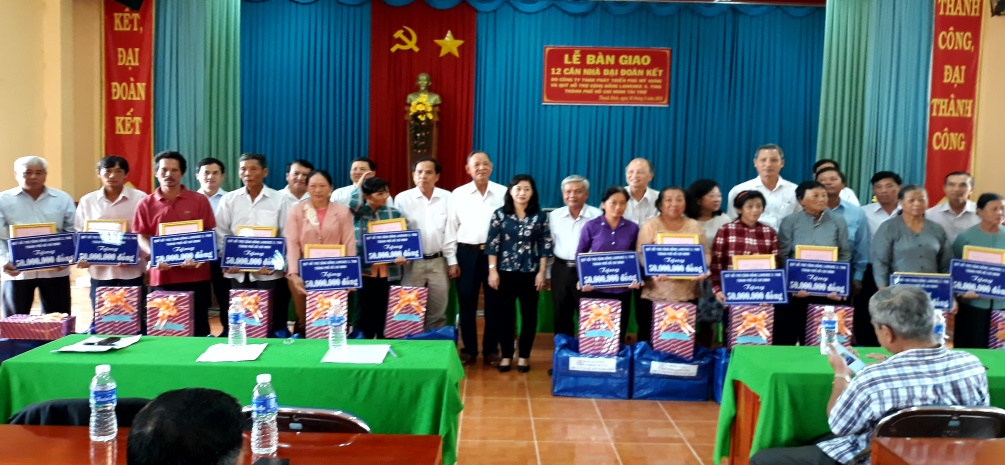 Trao nhà đại đoàn kết cho các hộ nghèo.