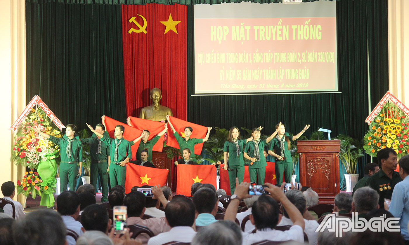  Tiết mục văn nghệ do Đoàn Nghệ thuật tổng hợp Tiền Giang biểu diễn.