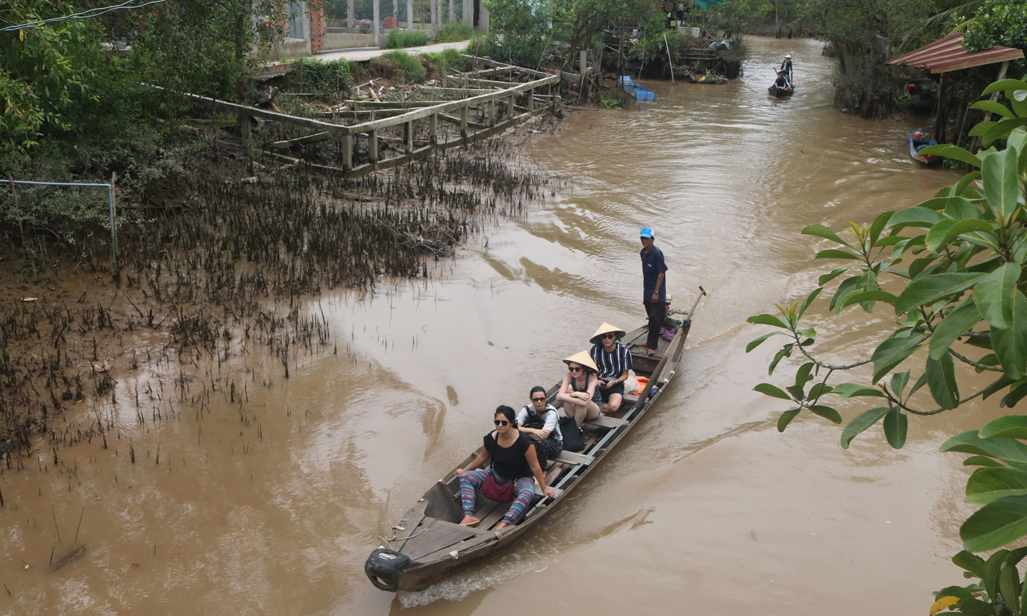 Du khách trải nghiệm đi dò chèo tại cù lao Tân Phong.