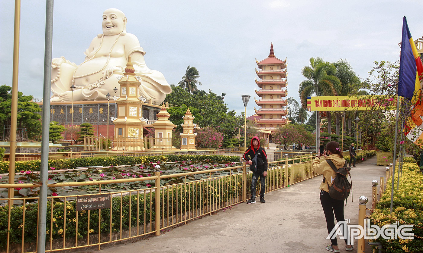 Du khách tham quan chùa Vĩnh Tràng, TP. Mỹ Tho.