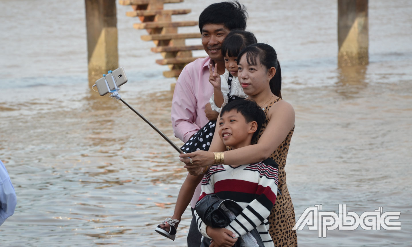 Du khách chụp ảnh lưu niệm tại Khu du lịch biển Tân Thành.