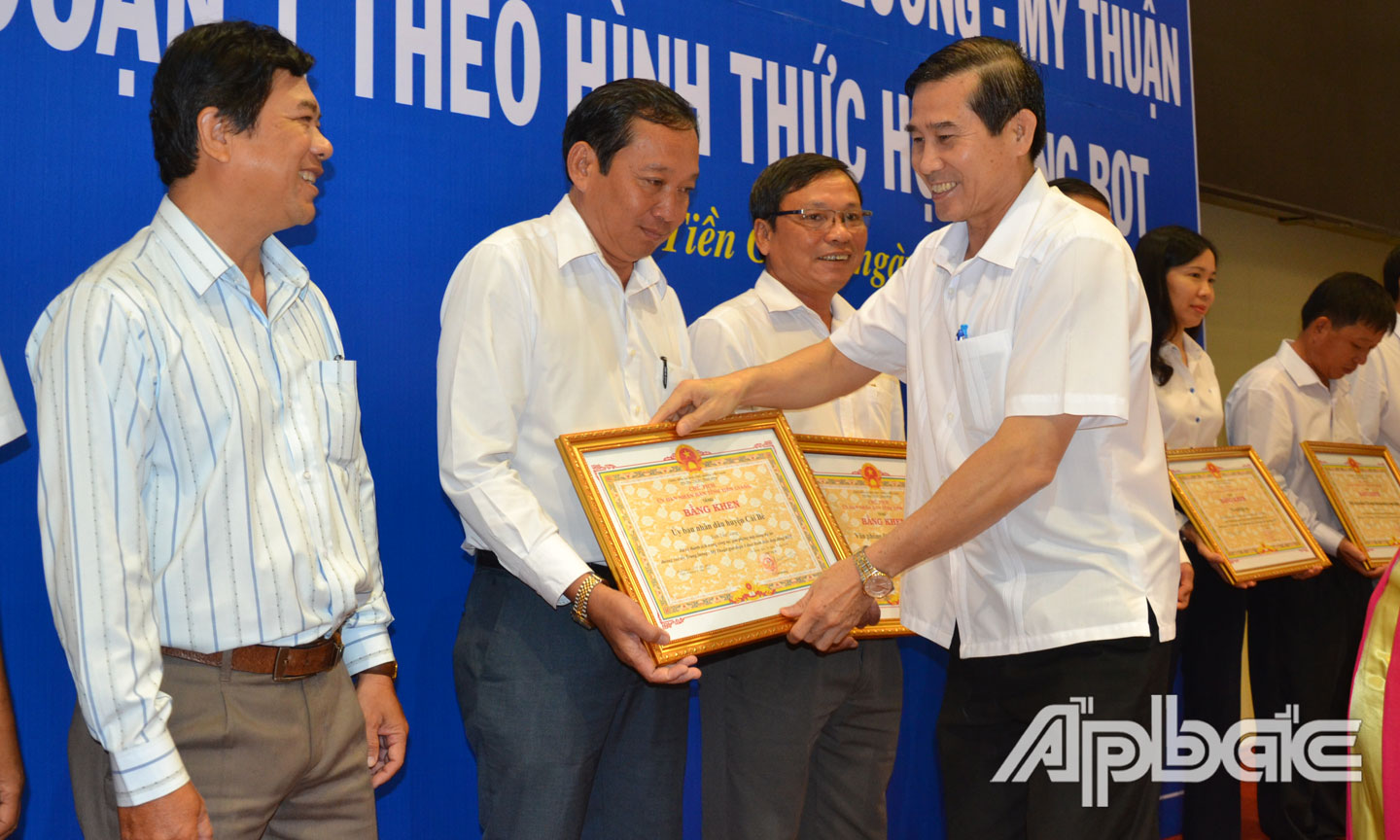 Chủ tịch UBND tỉnh Lê Văn Hưởng trao Bằng khen cho các tập thể.