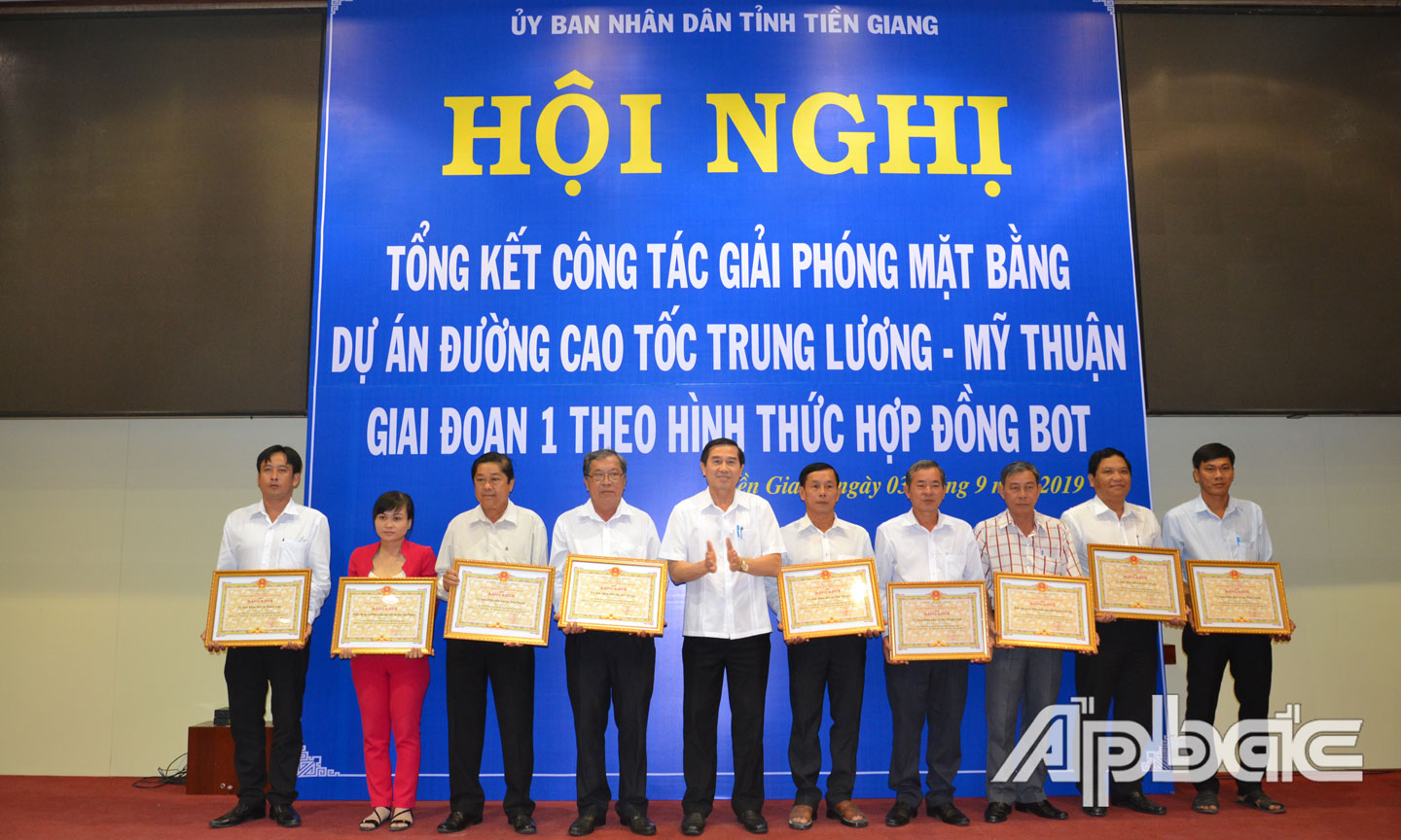 Chủ tịch UBND tỉnh Lê Văn Hưởng trao Bằng khen cho các tập thể.