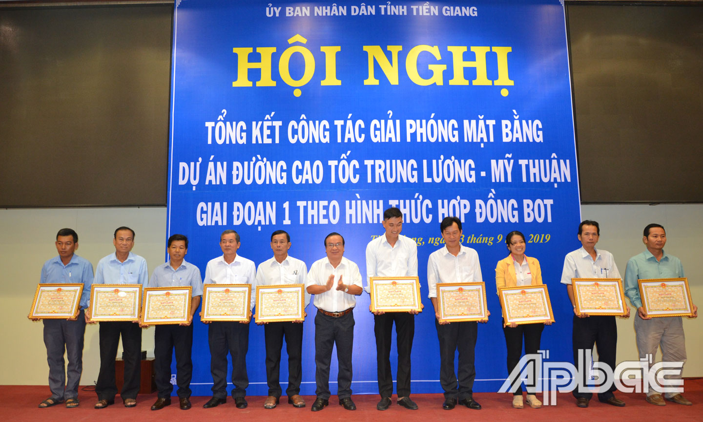 Phó Chủ tịch UBND tỉnh Phạm Anh Tuấn trao Bằng khen cho các cá nhân.