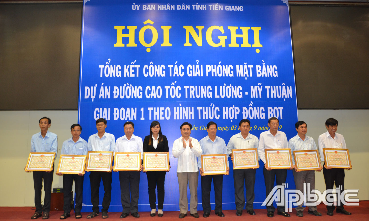 Phó Chủ tịch UBND tỉnh Trần Văn Dũng trao Bằng khen cho các cá nhân.