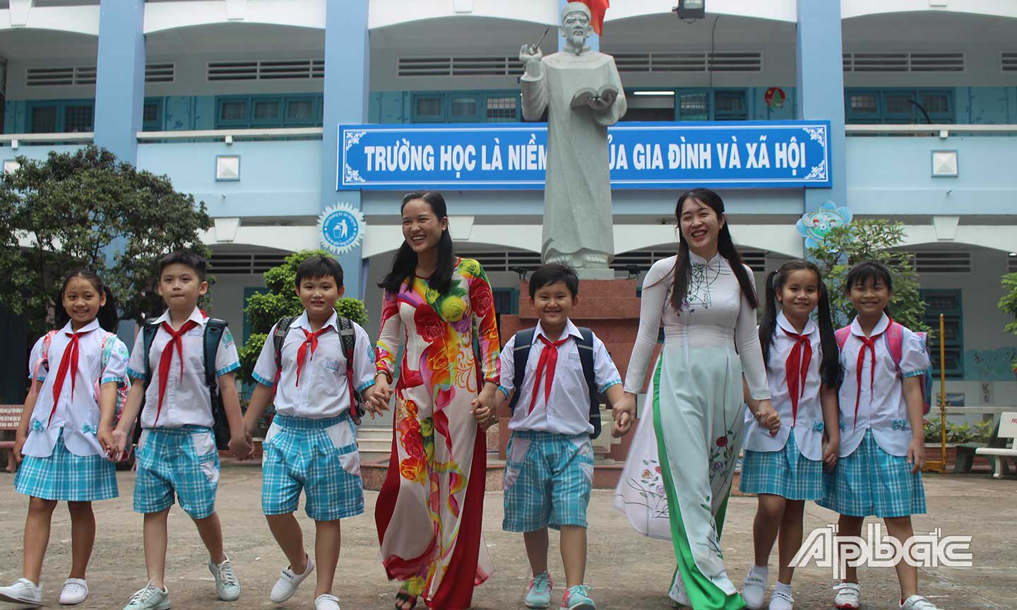 Giáo viên và học sinh sẵn sàng cho Lễ khai giảng năm học mới 2019 - 2020. Trong ảnh: Giáo viên và học sinh Trường Tiểu học Lê Quý Đôn (TP. Mỹ Tho).                                                                            Ảnh: PHI CÔNG	                                                                                                           