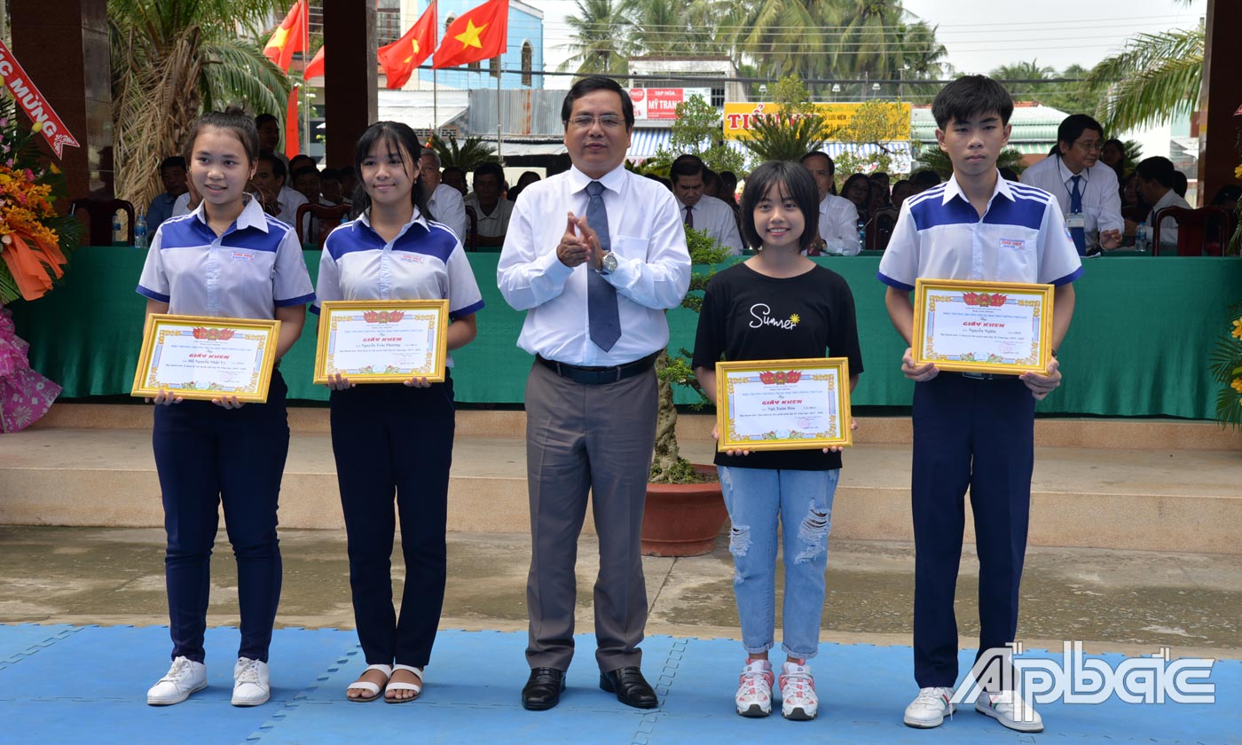 Phó Giám đốc Sở Giáo dục và đào tạo Nguyễn Phương Toàn trao học bổng và khen thưởng các em học sinh có thành tích trong tuyển sinh lớp 10