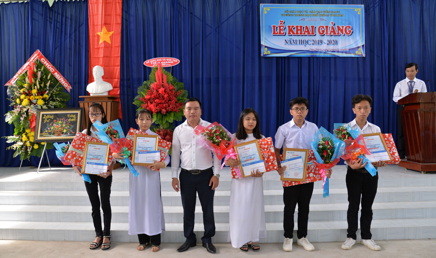 Đại diện Sacombank trao 5 suất học bổng, mỗi suất 1 triệu đồng cho 5 học sinh vượt khó