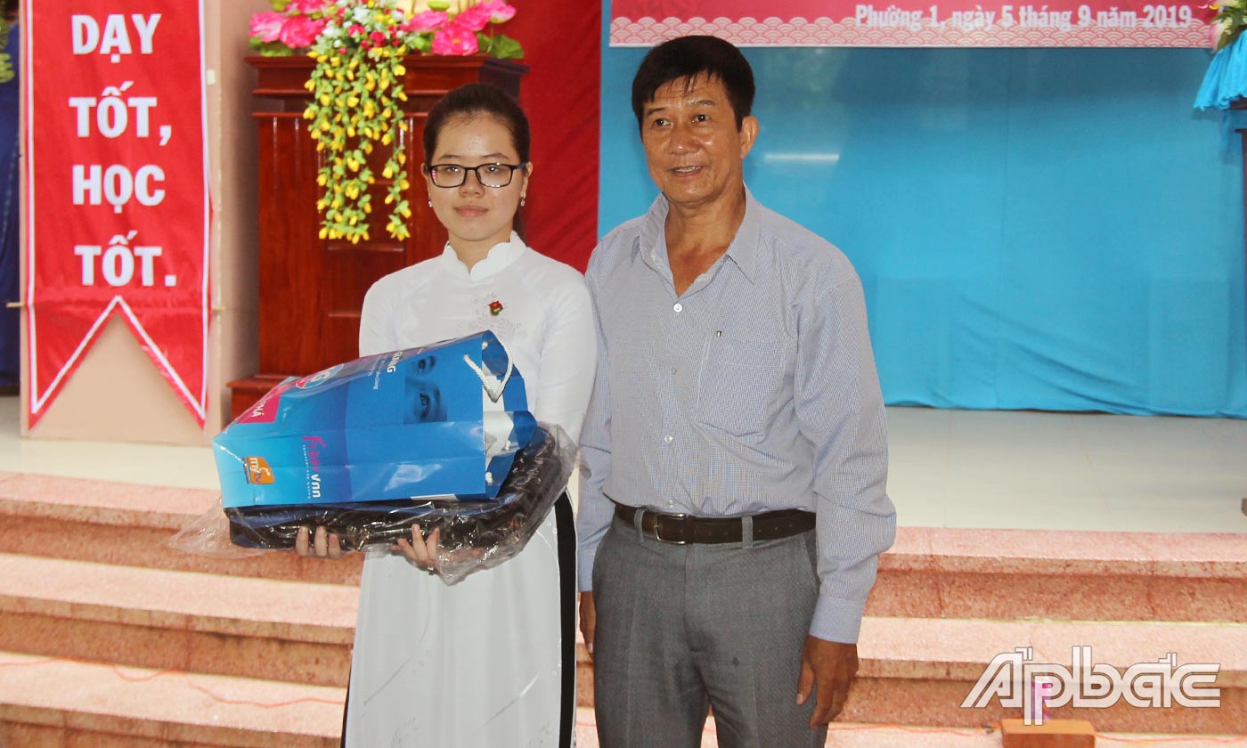 Trường THCS Trừ Văn Thố tuyên dương em học sinh đạt thủ khoa vào Trường THPT Đốc Ninh Kiều.