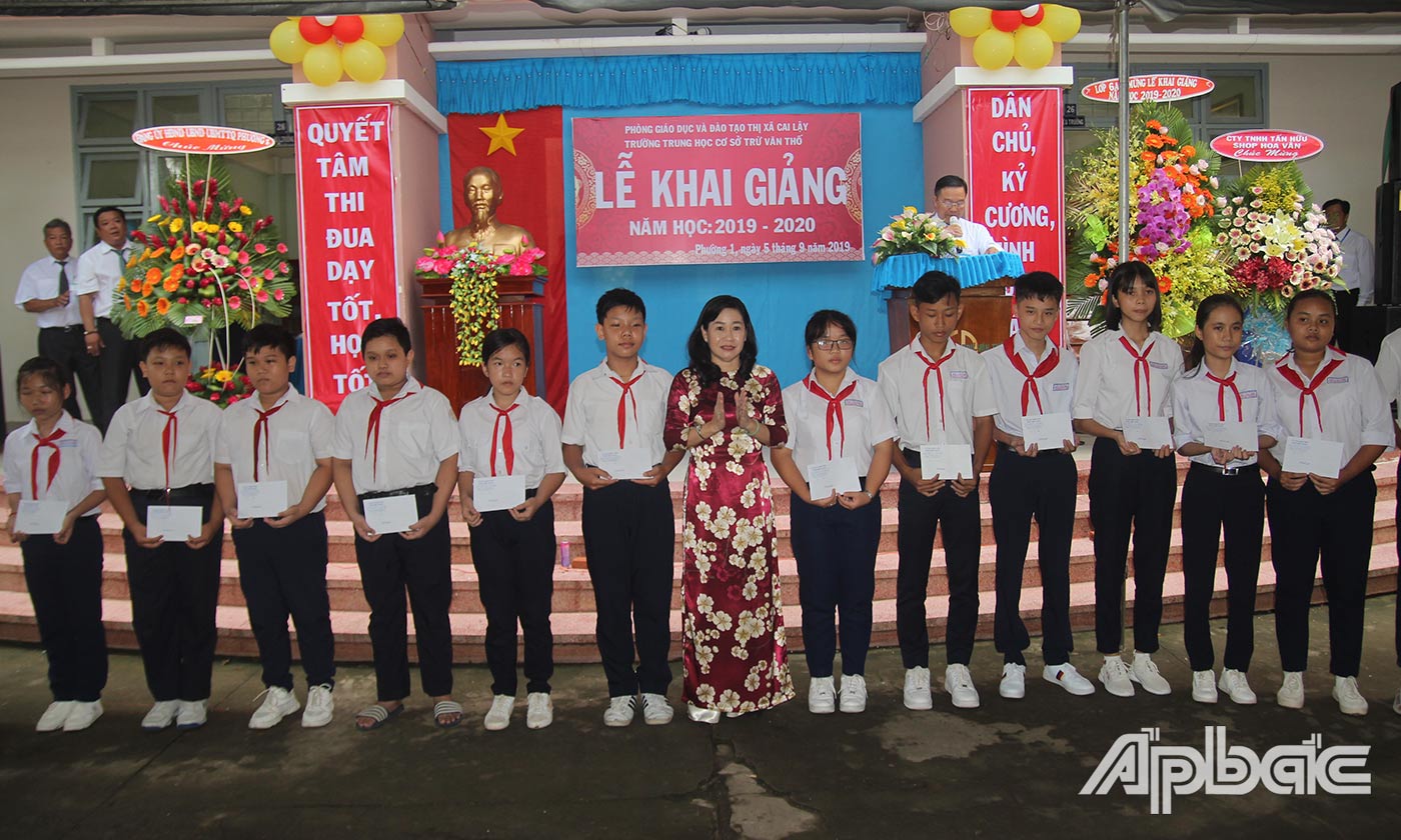 Đồng chí Châu Thị Mỹ Phương trao học bổng cho học sinh nghèo vượt khó học tốt của Trường THCS Trừ Văn Thố.